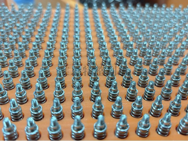 彈簧和螺釘如何用唯思特整列機(jī)排列組合在一起? 彈簧和螺釘如何用唯思特整列機(jī)排列組合在一起?