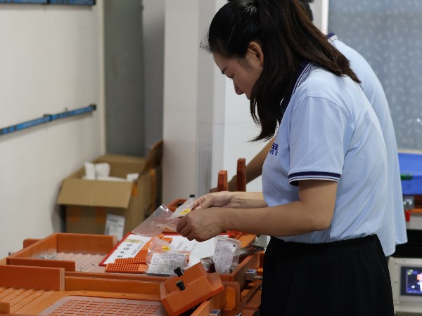 人工擺盤零件與機(jī)器擺盤零件有什么區(qū)別？