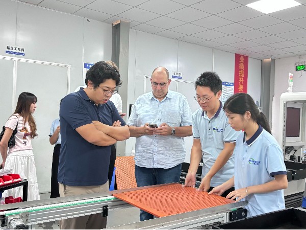 東莞唯思特接待葡萄牙客戶，整列機(jī)蓄勢(shì)待發(fā)進(jìn)軍海外