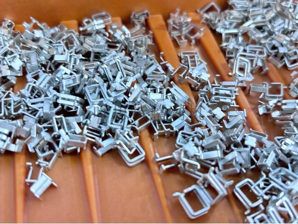 異形件零件有沒(méi)有設(shè)備能實(shí)現(xiàn)自動(dòng)排列？