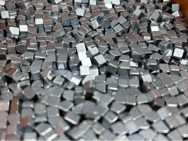 異形磁鐵有沒有機器可以實現自動擺盤？